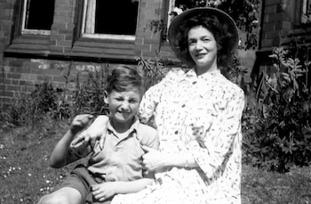 El fallecimiento de su madre en un accidente de tránsito en 1958 motivó la composición de canciones dedicadas a su memoria (Grosby)
