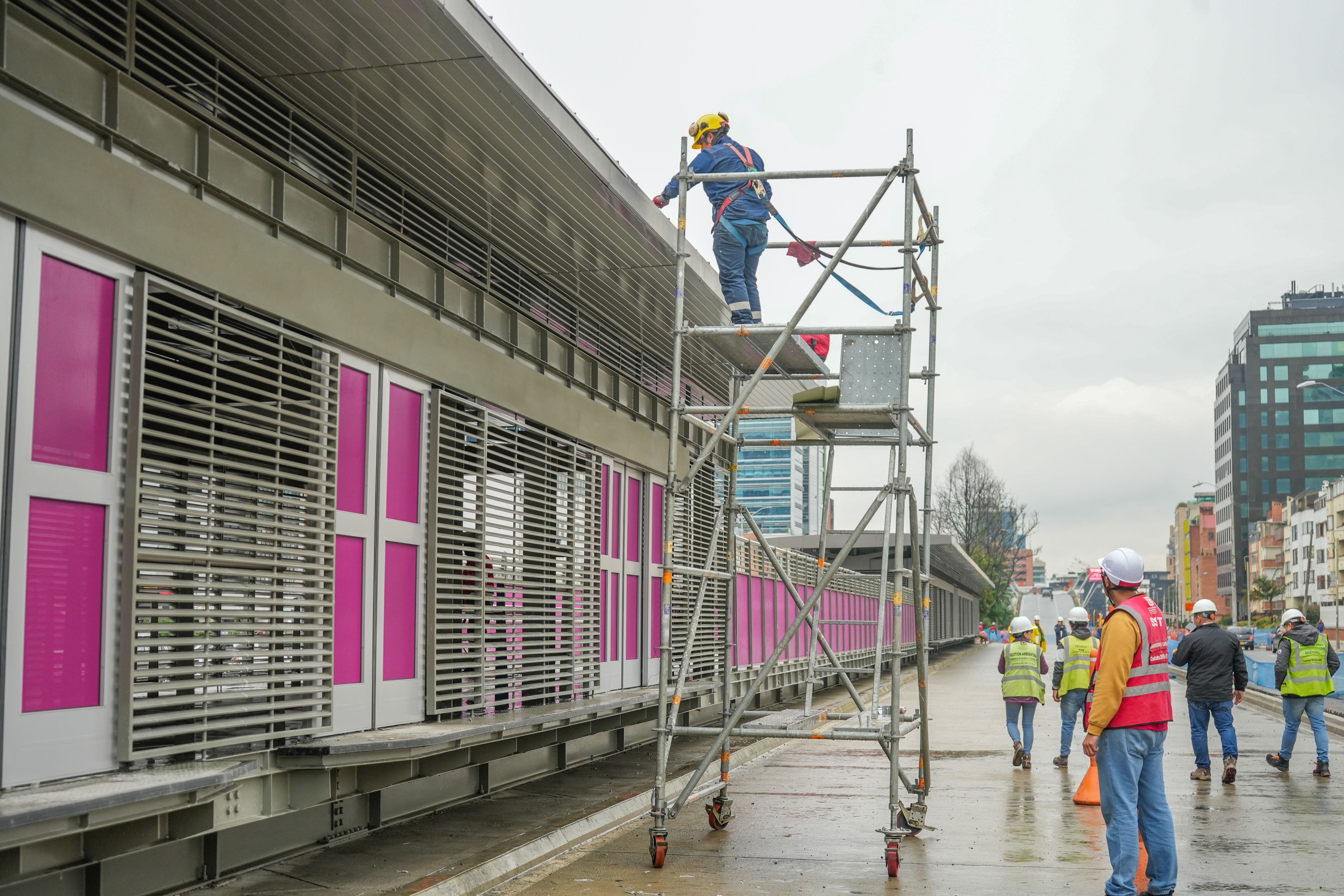 El Grupo 8 construye un paso deprimido para Transmilenio en la avenida Suba y el Grupo 9 avanza con estaciones, ciclorrutas y redes subterráneas sobre la calle 100 - crédito IDU