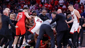 Agresiones, insultos y siete expulsados: la pelea con jugadores y entrenadores en la NBA que dio que hablar