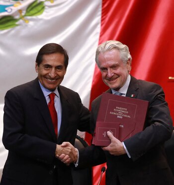 El secretario de Hacienda, Rogelio Ramírez de la O, entrega para su aprobación en la el paquete económico de 2023 al presidente de la Mesa Directiva de la Cámara de Diputados, Santiago Creel (Foto: Reuters)