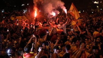 Comienzan las celebraciones oficiales en España tras la conquista del Mundial 2026Los jugadores y el cuerpo técnico llegarán este lunes a Madrid, donde serán recibidos por los reyes. Luego mantendrán un encuentro con el presidente del Gobierno, Pedro Sánchez, y recorrerán las principales calles de l