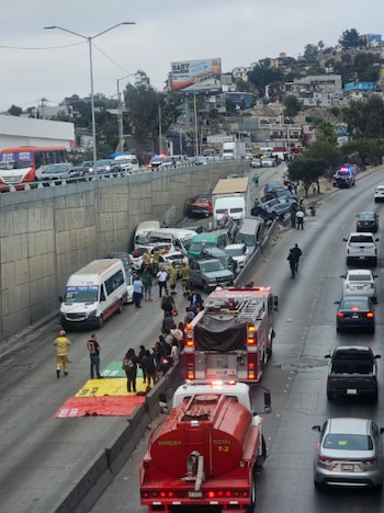 Choque múltiple en Rosas Magallón involucró un camión de carga, 30 autos y cuatro unidades de transporte público
Foto: SSPCM Tijuana