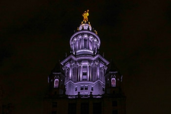 La escultura Civic Fate, la