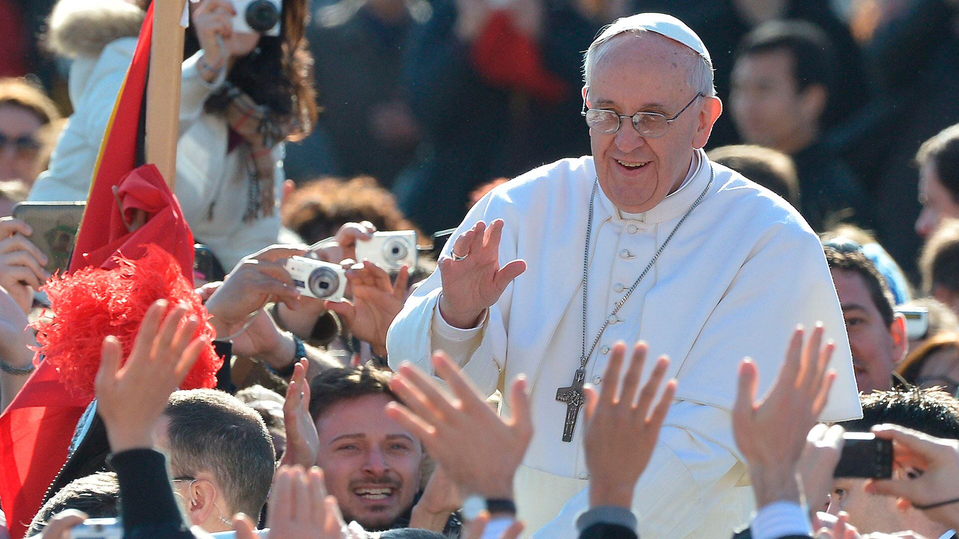 El papa Francisco saluda a la multitud reunida en la plaza de San Pedro el día de la misa de inauguración de su pontificado, el 19 de marzo de 2013 (AFP PHOTO / VINCENZO PINTO)