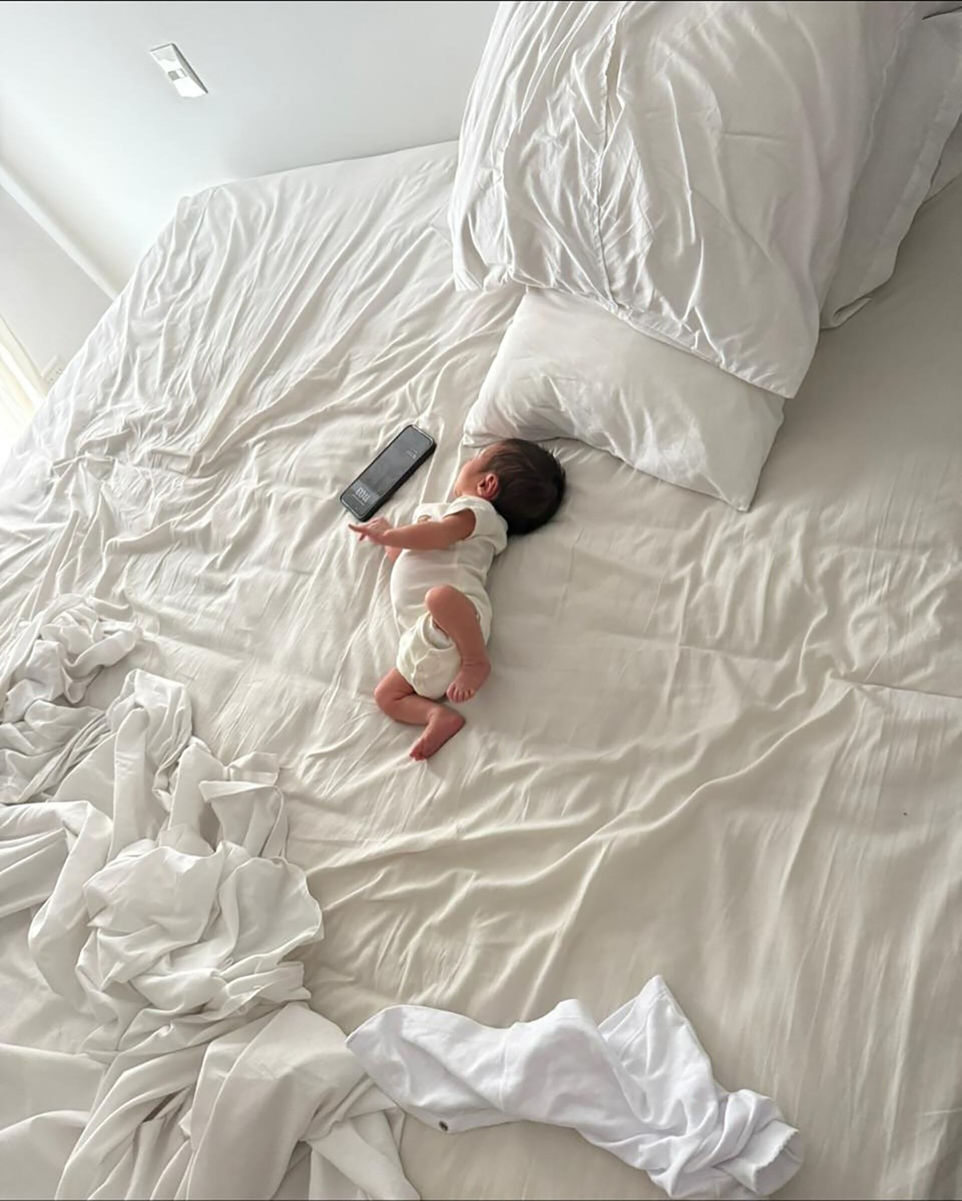 El pequeño Rafael acostado sobre la cama de la pareja (Instagram)