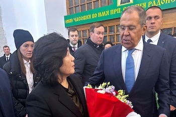 El ministro ruso de Exteriores, Serguéi Lavrov, haba con la ministra norcoreana de Exteriores, Choe Son Hui, en Moscú (AP)
