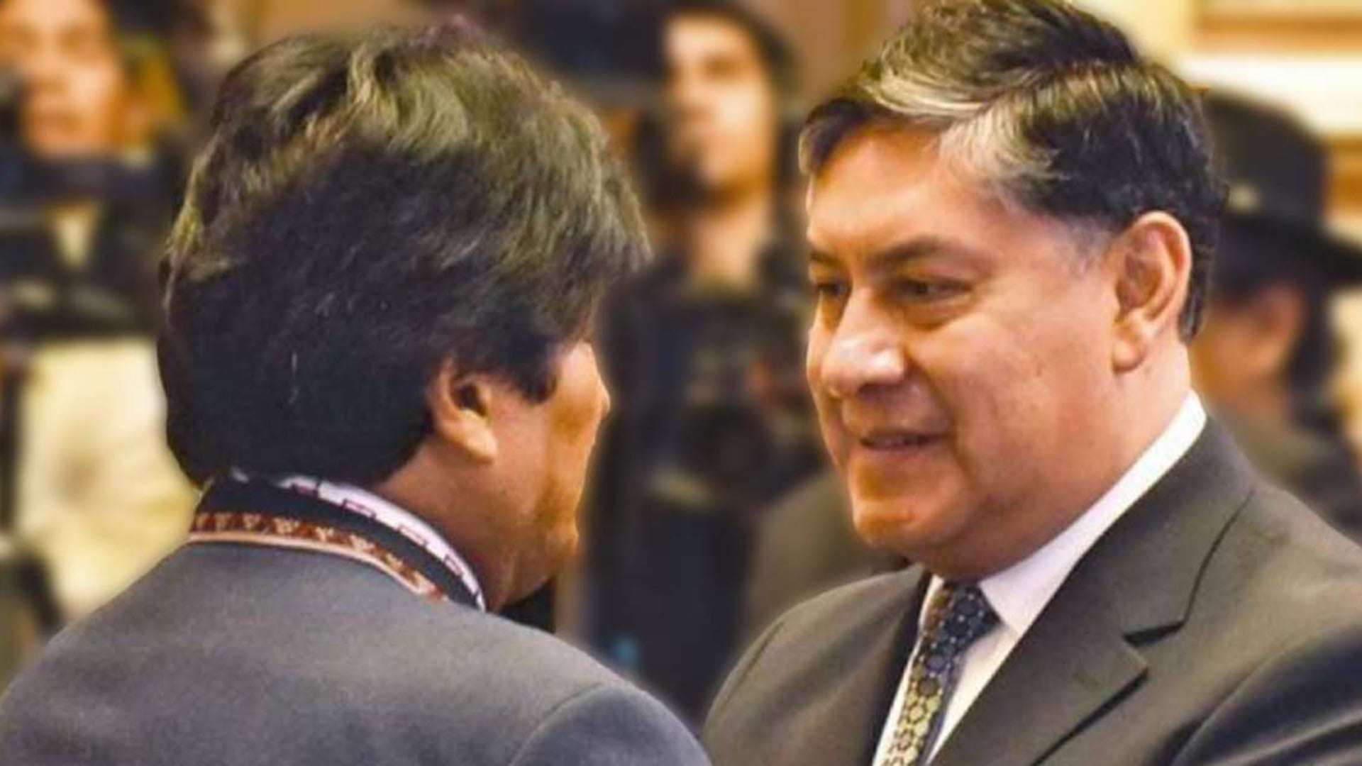 Evo Morales saluda a Juan Lanchipa tras su posesión como Fiscal General de Bolivia el 23 de octubre de 2018.Foto: El Deber