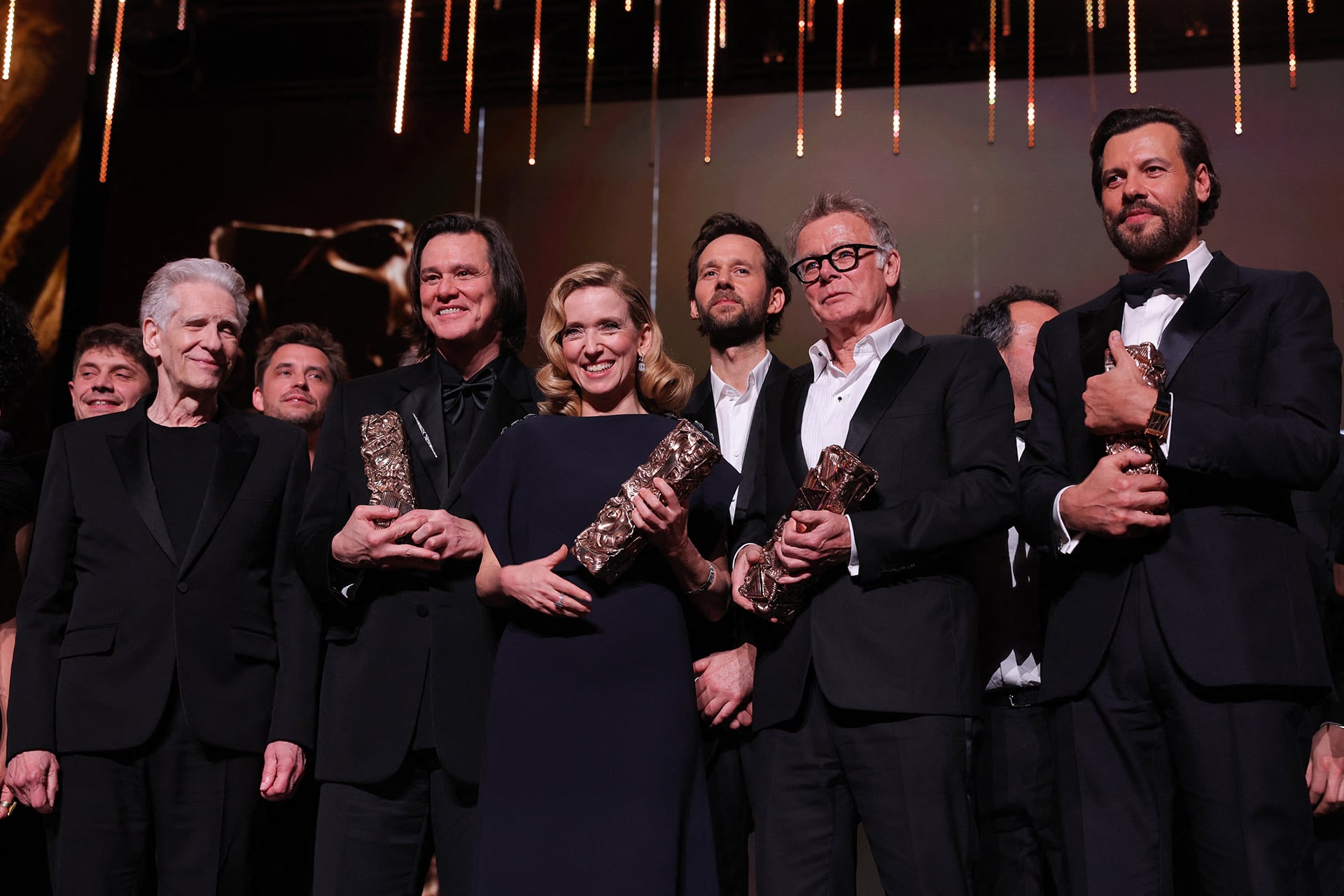 David Cronenberg y Jim Carrey (izq.) posan junto a los demás ganadores de los premios César al cine francés
