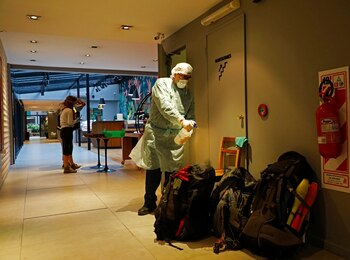 Un colaborador porteño desinfectando equipajes