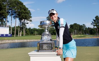 La estadounidense Nelly Korda ostenta el Trofeo del Campeonato después de ganar el torneo de golf del Campeonato de la PGA Femenino KPMG 2021 en el Atlanta Athletic Club en Johns Creek, Georgia, Estados Unidos. EFE/EPA/ERIK S. LESSER