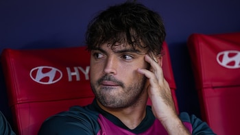 El defensa del Real Madrid Raúl Asencio se opera este jueves de una fractura de estrés en la tibia