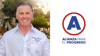 Retrato de un hombre sonriente con camisa blanca en un parque, al lado del logotipo del partido Alianza para el Progreso