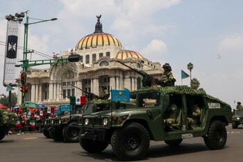Loa vehículos militares desfilaron por