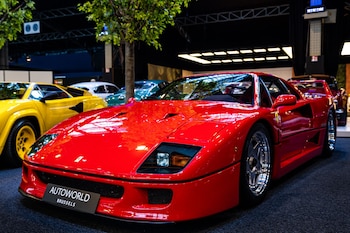 El Ferrari F40 fue el último superdeportivo aprobado personalmente por Enzo Ferrari antes de su fallecimiento (Foto: Yves Noel/Autoworld-Brüssel/dpa)