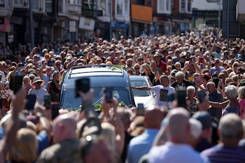 La multitud cantó “Total Eclipse of the Heart” mientras el féretro de la artista recorrió Newton Road entre aplausos (AP foto/Alastair Grant)