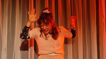 La protagonista interactúa con personajes