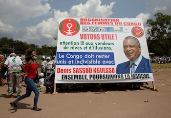 Una mujer pasa por delante