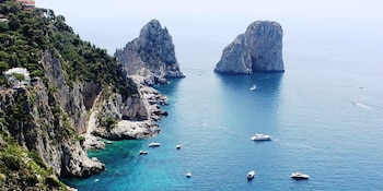 Sorrento permite descubrir Positano, Capri y Pompeya con la tranquilidad de no tener que armar las valijas cada tarde.