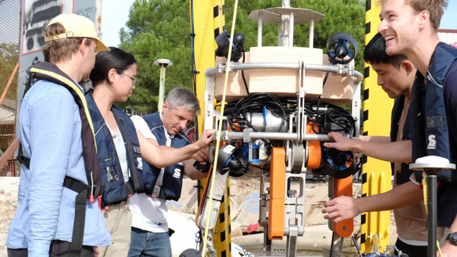 Integrantes del equipo de la Universidad Técnica de Múnich junto al sistema de recuperación inteligente de residuos (foto: Universidad Técnica de Múnich)