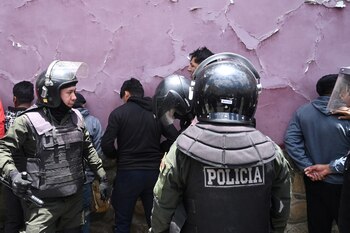 Policía detiene a manifestantes (REUTERS/Claudia Morales)