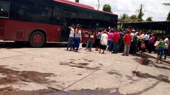 Caraqueños esperan bus público (Foto: