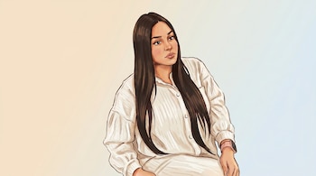 Caricatura de una mujer joven con cabello largo y oscuro, tez clara, vestida con una camisa beige holgada y un reloj rosa en la muñeca derecha.