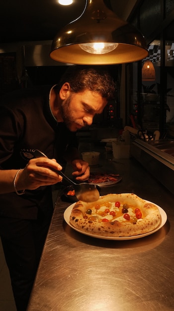 El título de Cavaliere della Cucina Italiana nel Mondo es una condecoración honorífica para chefs que preservan y proyectan la cocina italiana fuera de su país.