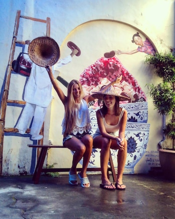 Con su socia, Judith