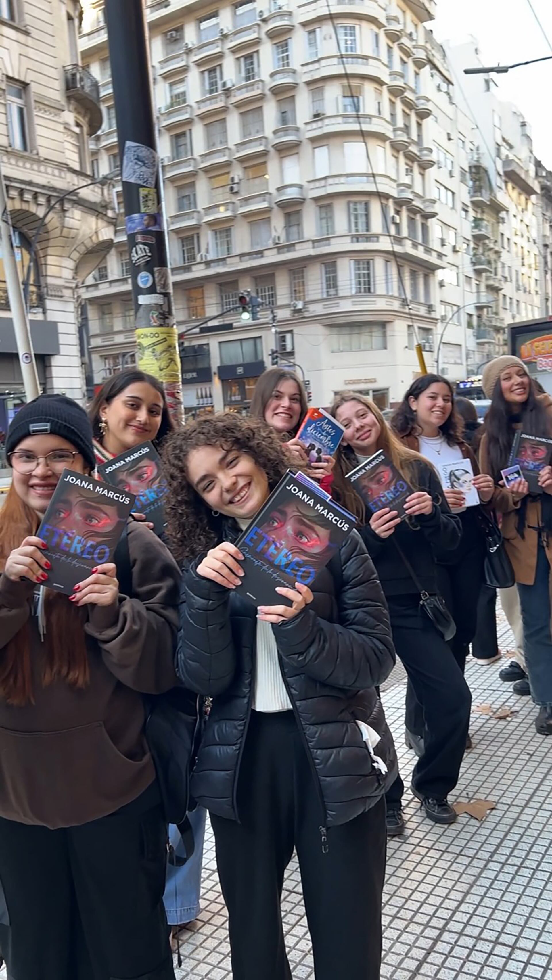 La escritora destaca el realismo y la imperfección en el romance de la nueva literatura juvenil española - (Penguin Random House)