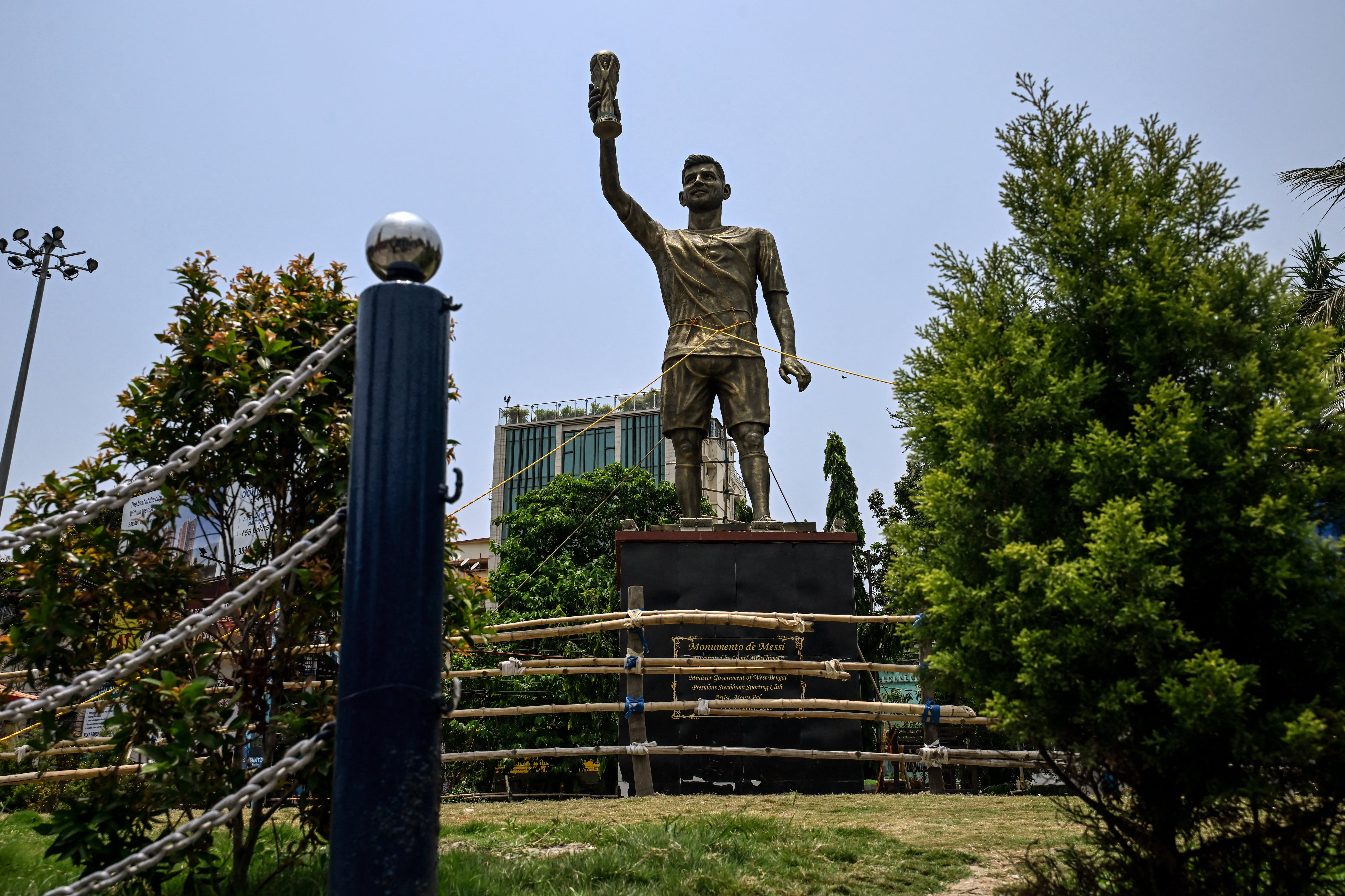 Messi inauguró la estatua virtualmente durante su visita a la ciudad en diciembre de 2025 (Photo by Dibyangshu SARKAR / AFP)