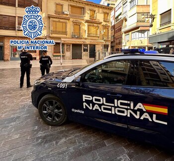 Agentes de policía junto a un coche patrulla (Policía Nacional/Europa Press)