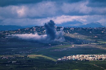 Israel bombardeó instalaciones de Hezbollah en Líbano en represalia a un nuevo lanzamiento de misiles del grupo terrorista. (REUTERS/Ayal Margolin)