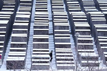 Un hombre camina por el