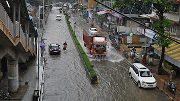 Mueren seis personas tras derrumbarse un edificio en Bombay en medio de las lluvias torrenciales en India