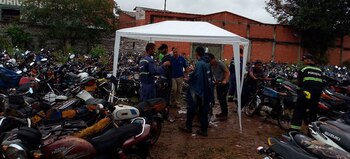 Más de 13.000 vehículos permanecen