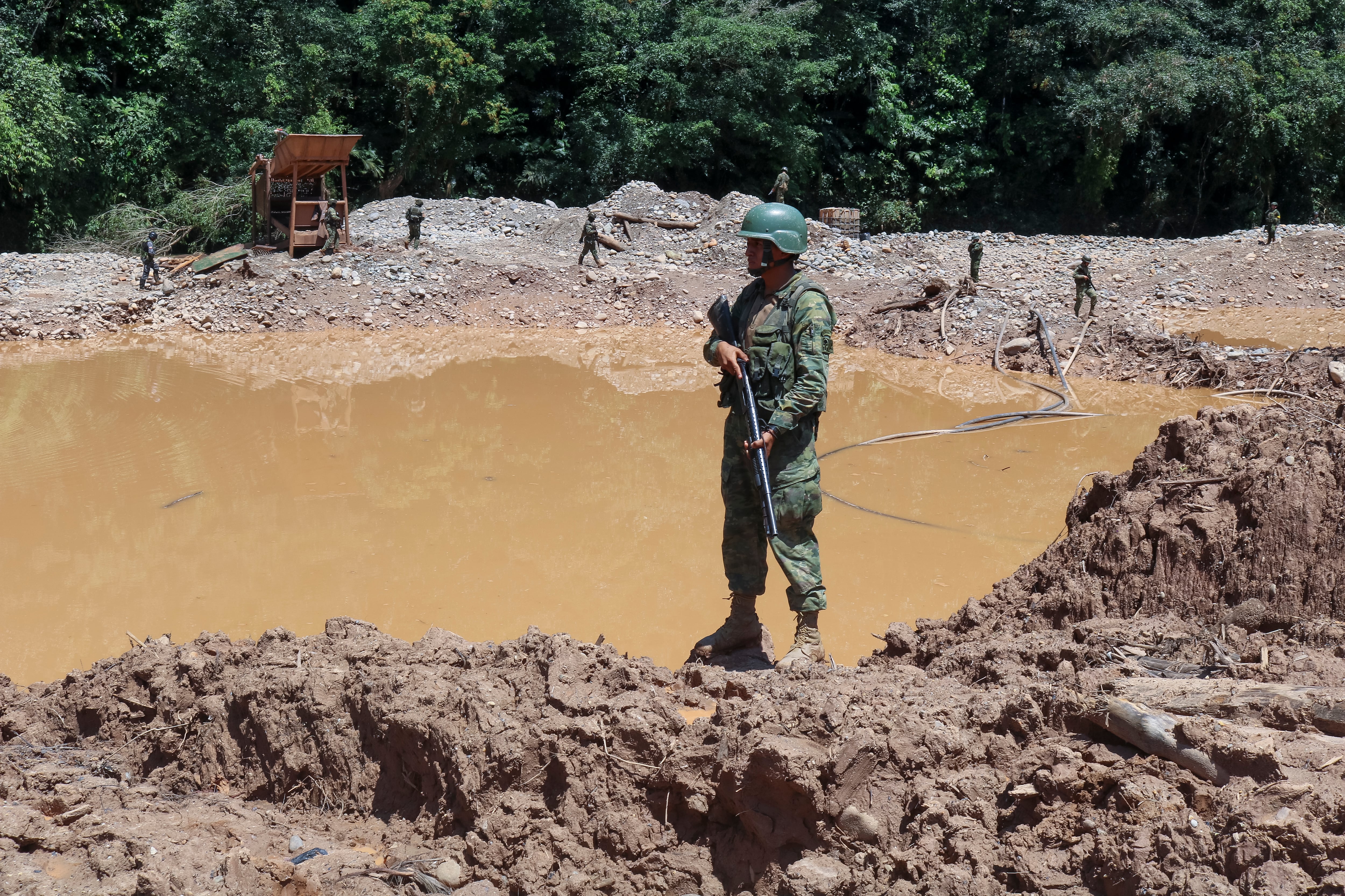 Fotografía de archivo de policías y militares en un operativo contra la minería ilegal en el sector del río Punino, provincia del Napo (Ecuador). EFE/ Iván Izurieta