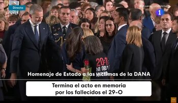 La reina Letizia conversa emocionada