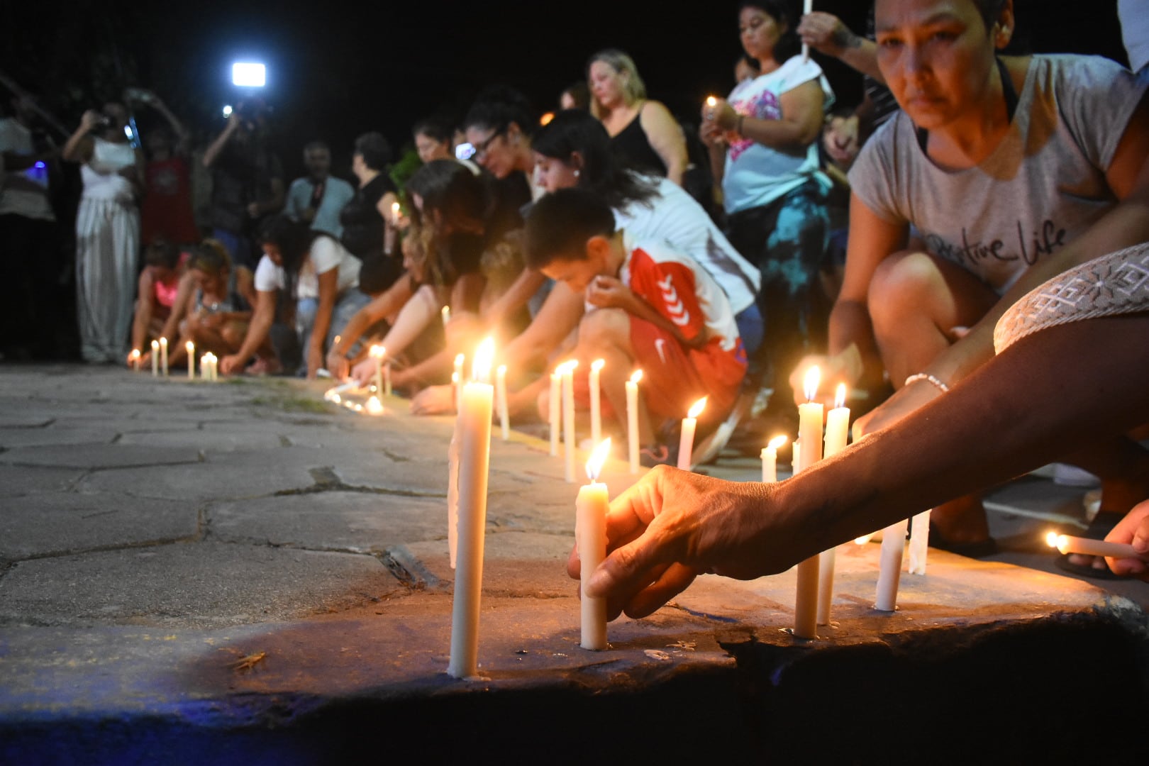 Amigos y familias de San Cristóbal prenden velas en San Nicolás, luego del asesinato de Ian Cabrera