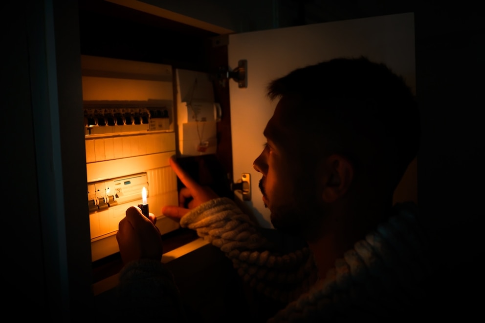 Más de 200 horas sin luz, sin agua y subiendo cinco pisos por escalera: una pareja de Caballito ganó un juicio por los cortes de energía Más de 200 horas sin luz, sin agua y subiendo cinco pisos por escalera: una pareja de Caballito ganó un juicio por los cortes de energía