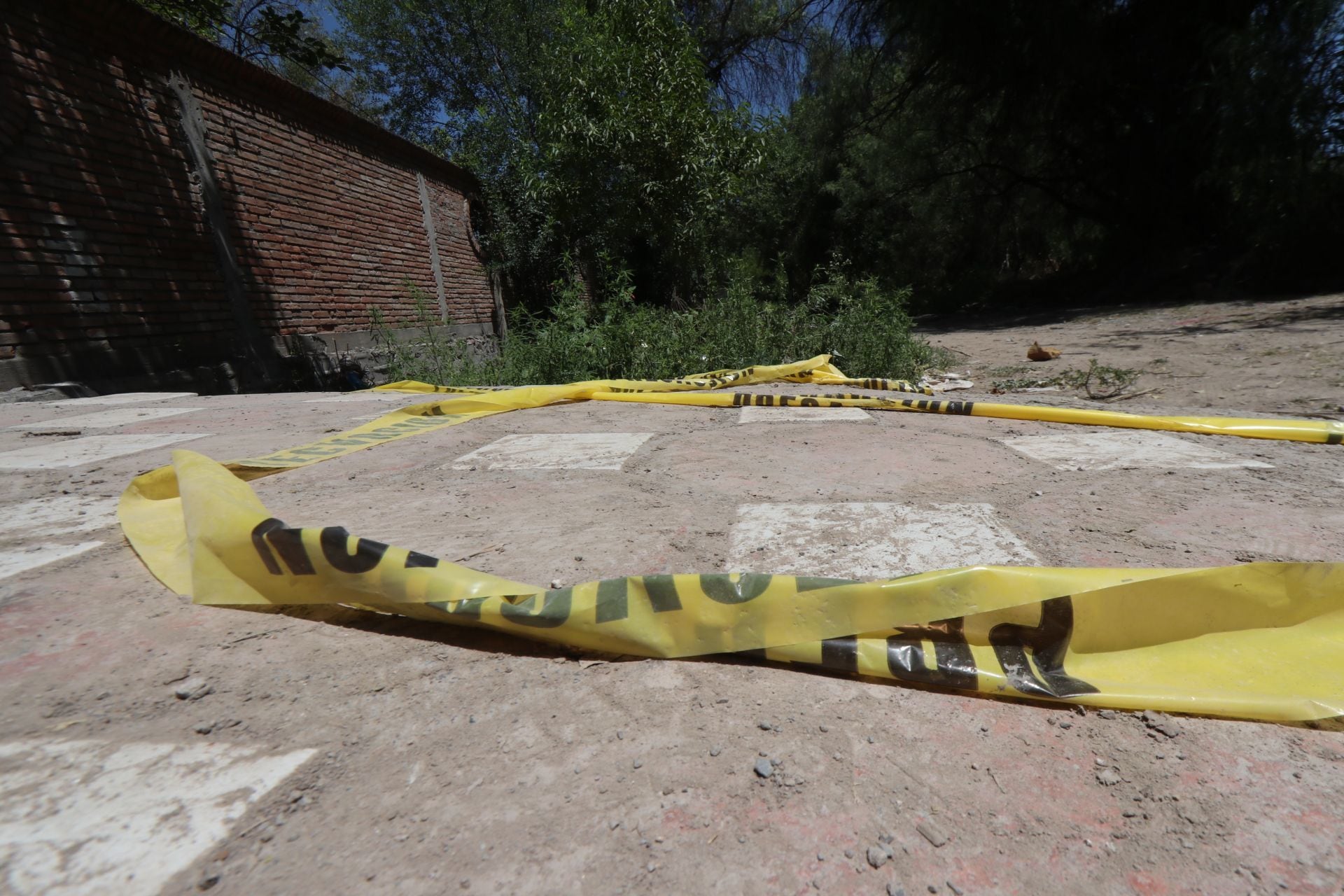 SALTILLO, COAHUILA, 01AGOSTO2019.- Un migrante de origen salvadoreño fue asesinado por miembros de la Policía de Investigación Criminal de la Fiscalía del Estado de Coahuila, muy cerca de las vías del tren, el cual iba tomar junto con su hija de 8 años y un grupo de migrantes rumbo a la frontera con los Estados Unidos. La Casa del Migrante de Saltillo informó que la noche de ayer un grupo de migrantes se despidió, entre los cuales iban niños, con la intención de tomar el ferrocarril e intentar llegar hacia Estados Unidos, y mientras esperaban en las vías, a un kilómetro y medio de la Casa del Migrantes, fueron sorprendidos por un operativo conjunto entre agentes del INM, Policía Federal y elementos de la Fiscalía del Estado de Coahuila, quienes dispararon sin motivo aparente, que derivó en la muerte del centroamericano, hoy en el sitio de la tragedia se observa la cinta amarilla de la fiscalía y unos guantes de plástico, utilizados por los peritos. FOTO: ALEJANDRO RODRÍGUEZ /CUARTOSCURO.COM
