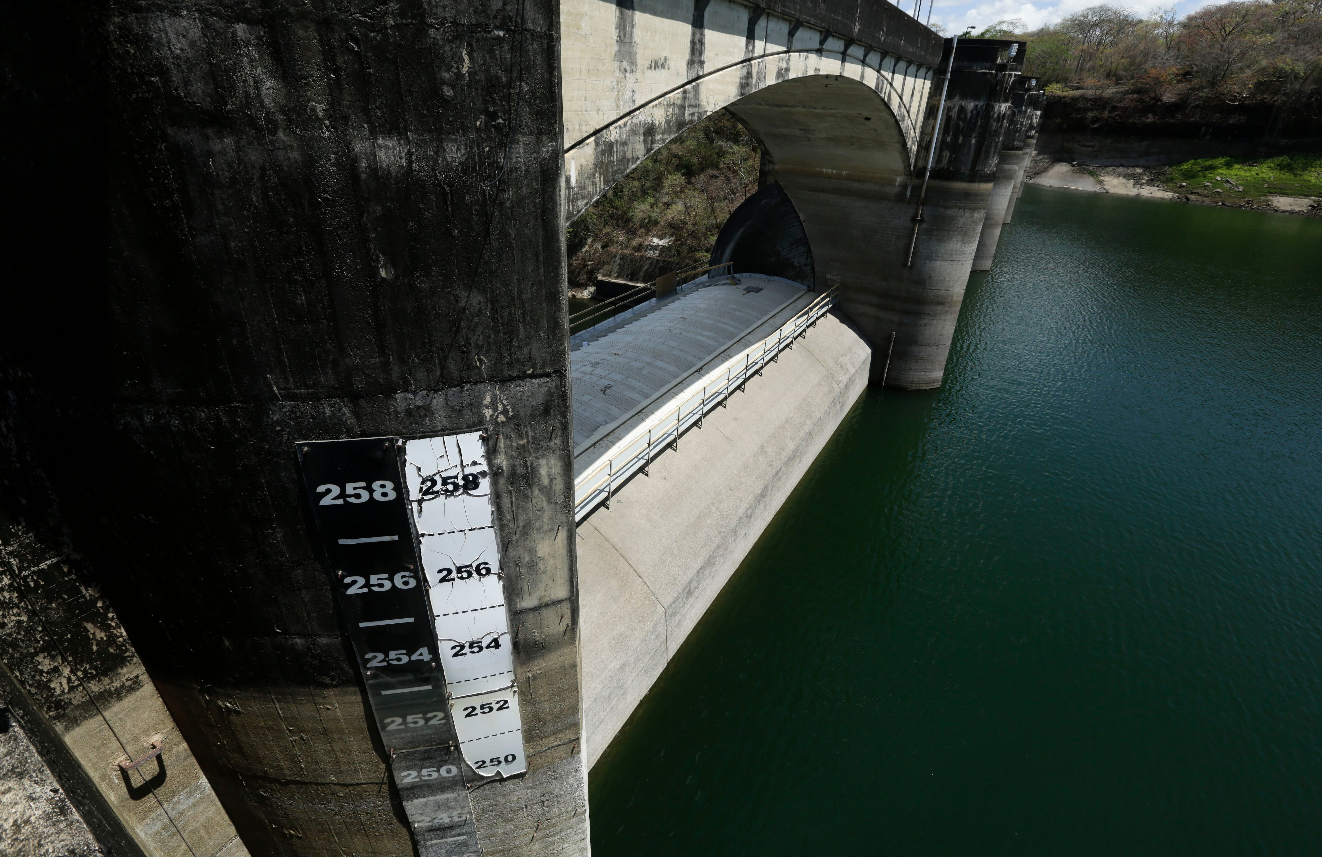 Durante la suspensión del servicio se dará mantenimiento a la subestación eléctrica y se realizarán ajustes en válvulas del sistema de distribución. (AP Foto/Arnulfo Franco)