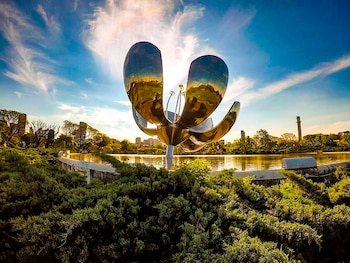 El monumento de acero situado