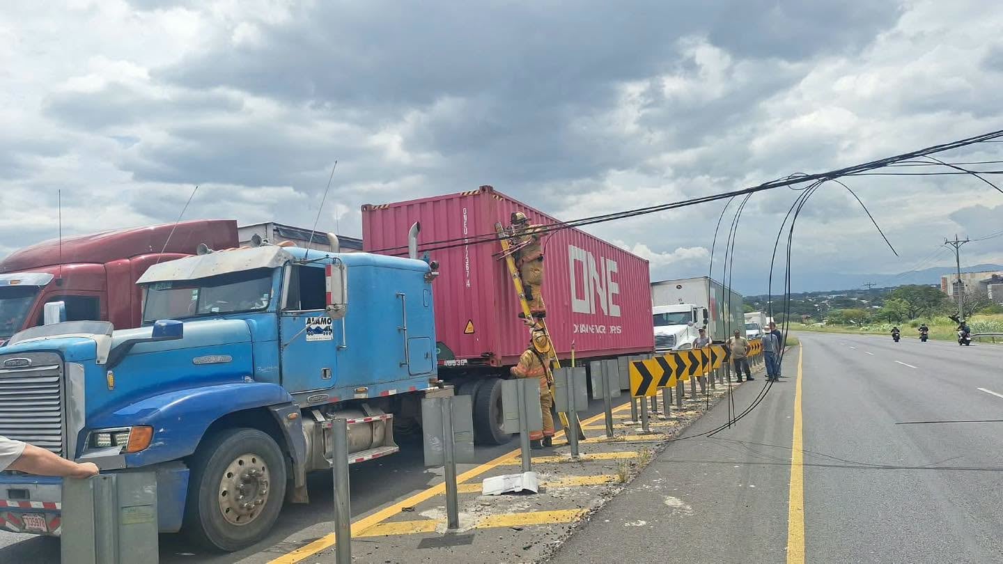 Un corte en la vía de acceso obligó a volver al papel en mostradores y cabina. Pantallas sin datos, planes de vuelo afectados y demoras que se arrastraron hasta la noche (Foto cortesía Ministerio de Obras Públicas)