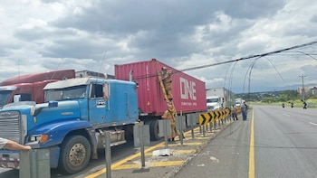 Vehículo se enganchó en cables de internet del aeropuerto de San José y causó retrasos en decenas de vuelos