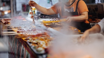 Cómo evitar una infección alimentaria en un viaje al extranjero: “La comida callejera es vistosa, pero puede ser fuente de posibles toxiinfecciones”