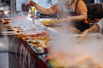 Puesto de comida callejera en un mercado asiático (Magnific)