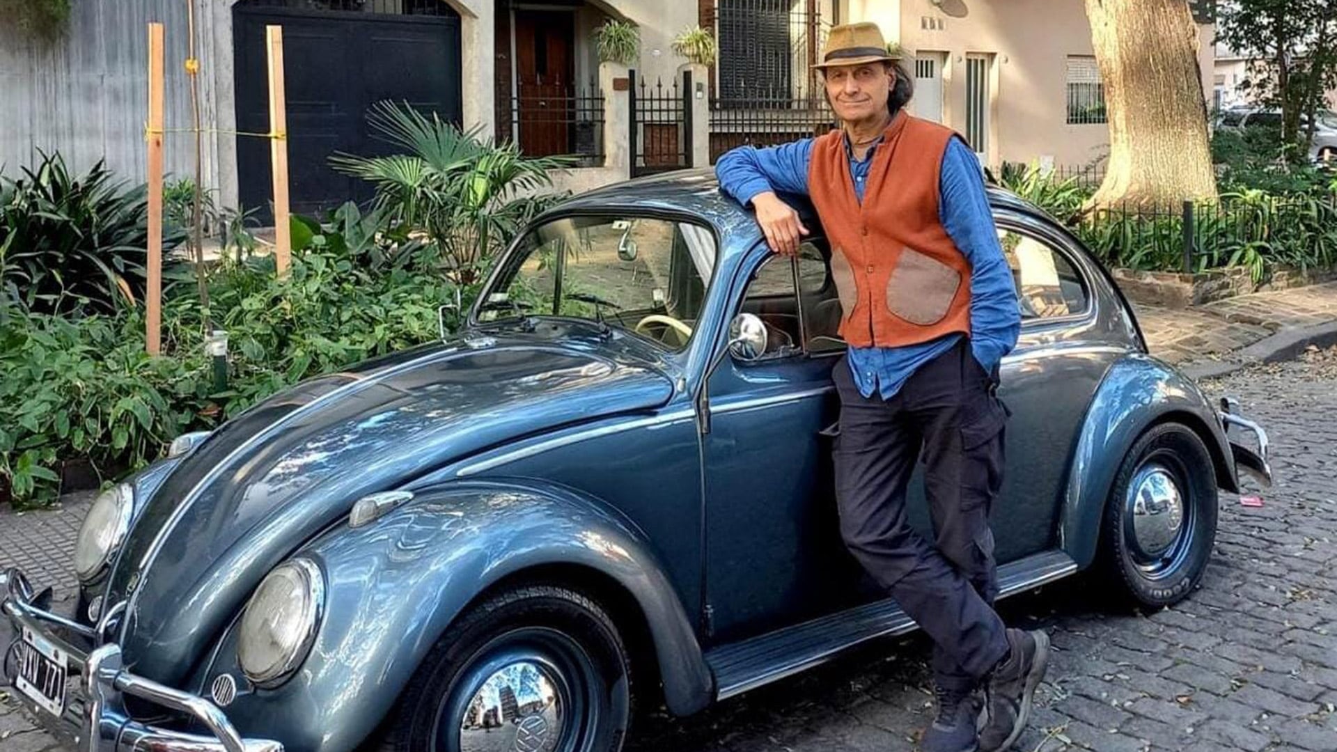 Aníbal posa junto a su VW Escarabajo modelo '58, que es el auto que tiene desde que sacó el registro