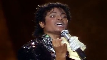 La primera actuación en vivo de "Billie Jean" en Motown 25 marcó el debut del moonwalk y del legendario guante, íconos en la imagen de Michael Jackson (Captura de video)