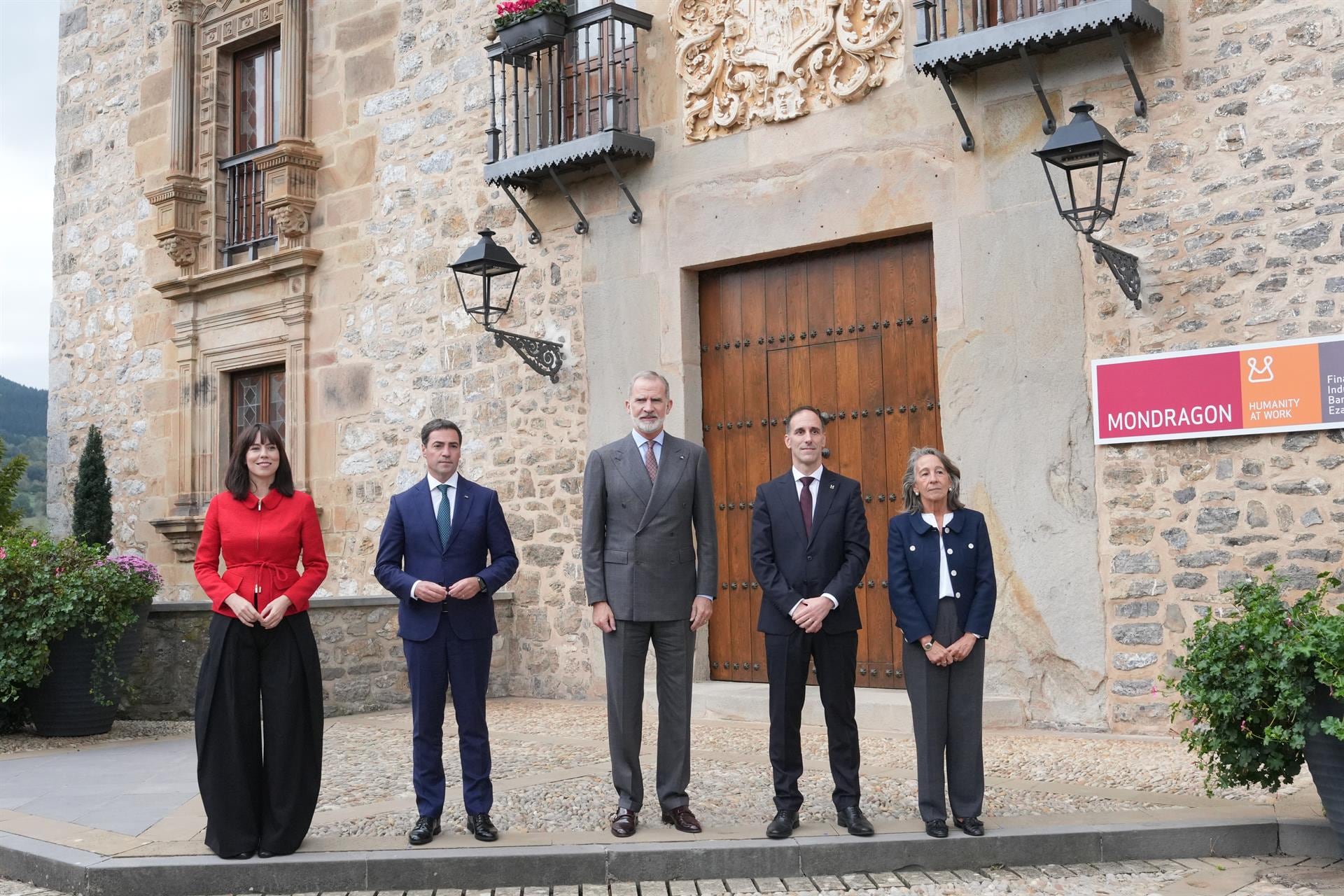 El Rey Felipe VI visita las instalaciones de Mondragon para conocer de primera mano su modelo y sus retos de futuro