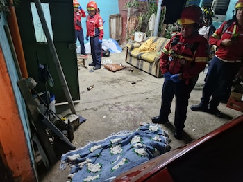 La balacera ocurrió en la zona 2 de Boca del Monte, en la 8a. avenida y 2a. calle, después de la medianoche del sábado. (Foto cortesía Cuerpo de Bomberos Municipales de la ciudad de Guatemala)